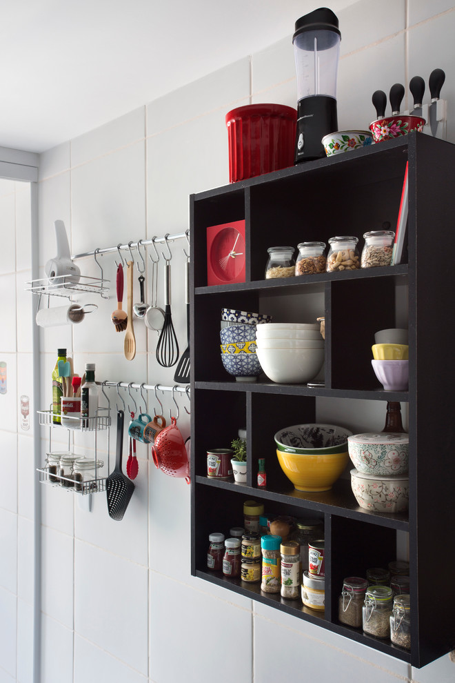 Imagen de cocina contemporánea pequeña con puertas de armario negras y armarios abiertos