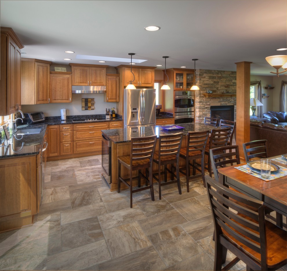 Klassische Küche mit Granit-Arbeitsplatte, Porzellan-Bodenfliesen und Kücheninsel in Milwaukee