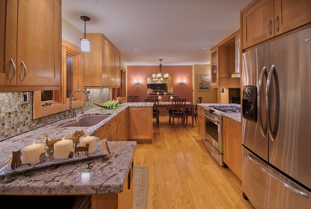Zweizeilige, Mittelgroße Klassische Wohnküche mit Unterbauwaschbecken, Schrankfronten im Shaker-Stil, hellbraunen Holzschränken, Rückwand aus Mosaikfliesen und Küchengeräten aus Edelstahl in Denver