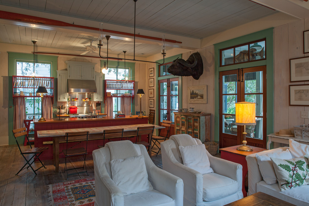 Foto di una cucina ad ambiente unico costiera con ante in stile shaker, ante rosse, top in legno e elettrodomestici in acciaio inossidabile