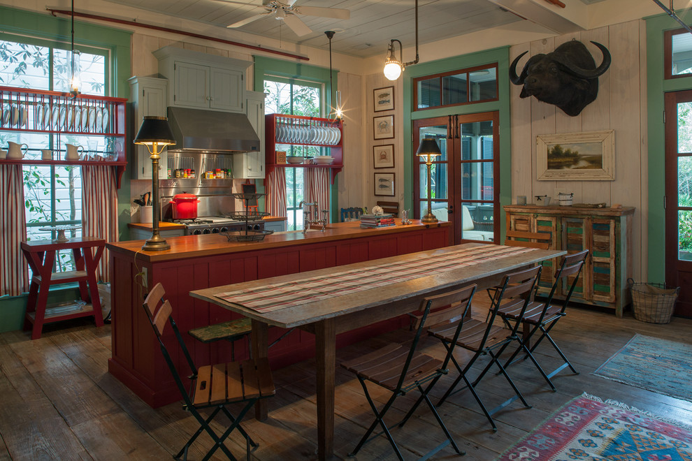 Источник вдохновения для домашнего уюта: кухня в стиле шебби-шик с обеденным столом, фасадами в стиле шейкер, красными фасадами, деревянной столешницей и техникой из нержавеющей стали