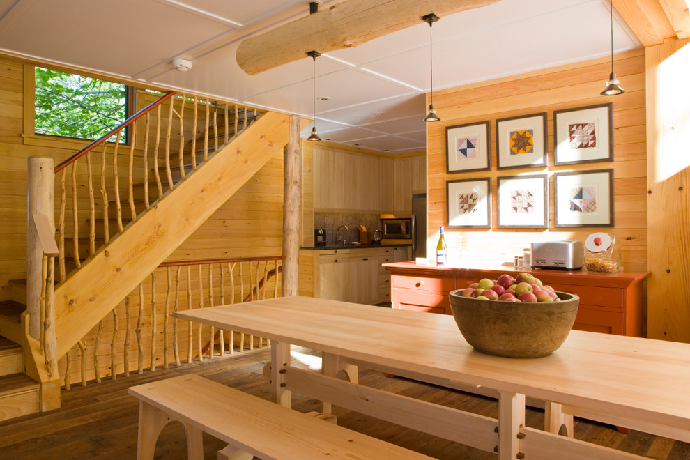 Inspiration pour une cuisine ouverte parallèle en bois clair de taille moyenne avec un plan de travail en stéatite, un électroménager en acier inoxydable et un sol en bois brun.
