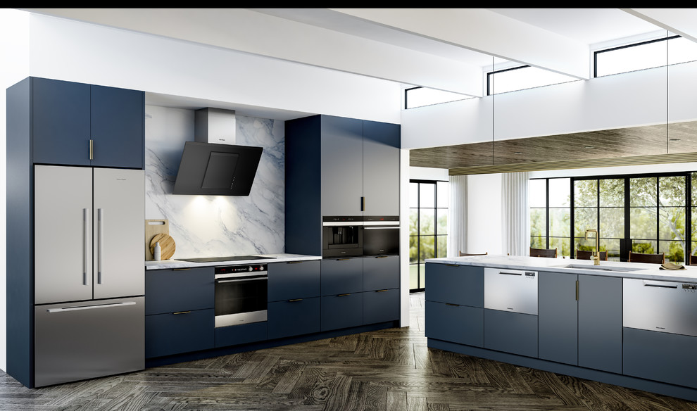 Modern inredning av ett stort kök, med en nedsänkt diskho, släta luckor, blå skåp, marmorbänkskiva, vitt stänkskydd, stänkskydd i marmor, rostfria vitvaror, mörkt trägolv och en köksö