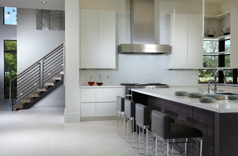 Moderne Küche in L-Form mit Unterbauwaschbecken, flächenbündigen Schrankfronten, weißen Schränken, Küchengeräten aus Edelstahl und Kücheninsel in Miami
