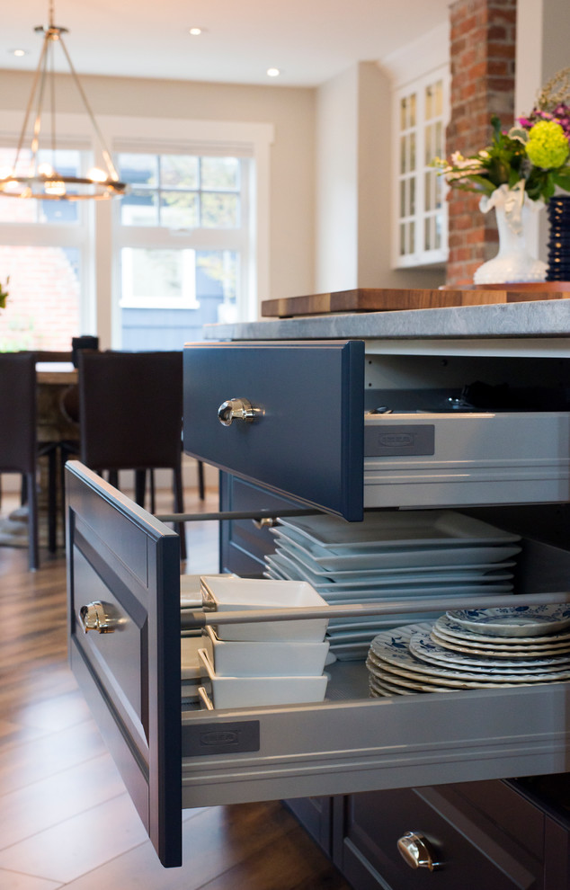 Offene, Mittelgroße Klassische Küche in L-Form mit blauen Schränken, Granit-Arbeitsplatte und Kücheninsel in Vancouver
