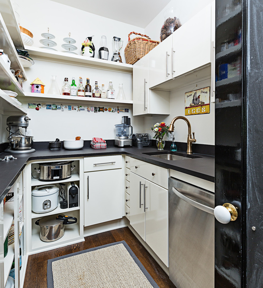 Foto på ett litet vintage kök, med en undermonterad diskho, skåp i shakerstil, rostfria vitvaror, mörkt trägolv och bänkskiva i koppar