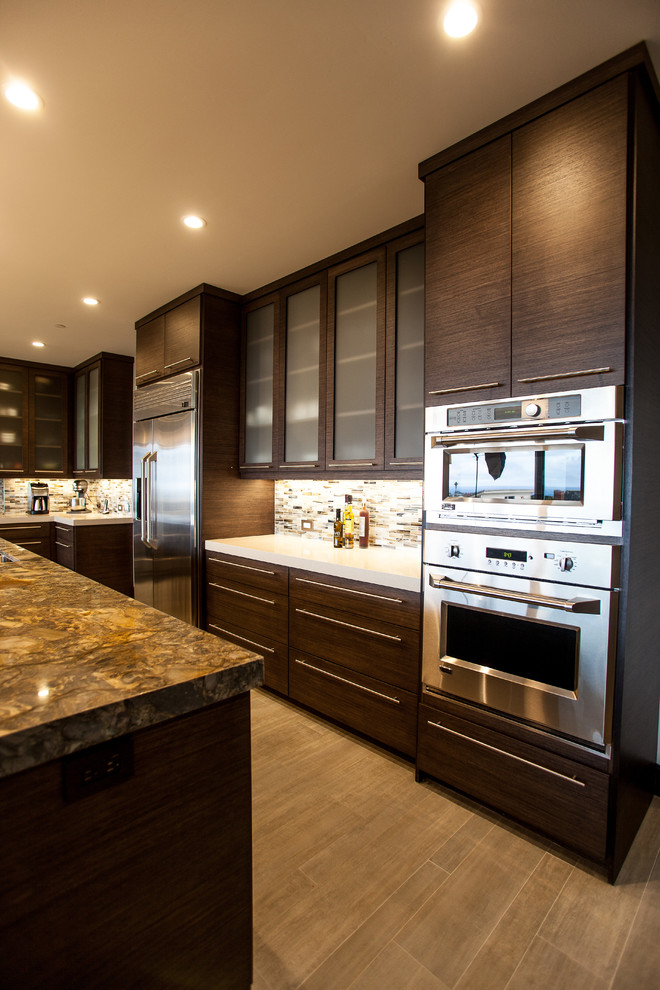 Immagine di una cucina design con ante lisce, ante in legno bruno, top in quarzite, paraspruzzi con piastrelle di vetro e elettrodomestici in acciaio inossidabile