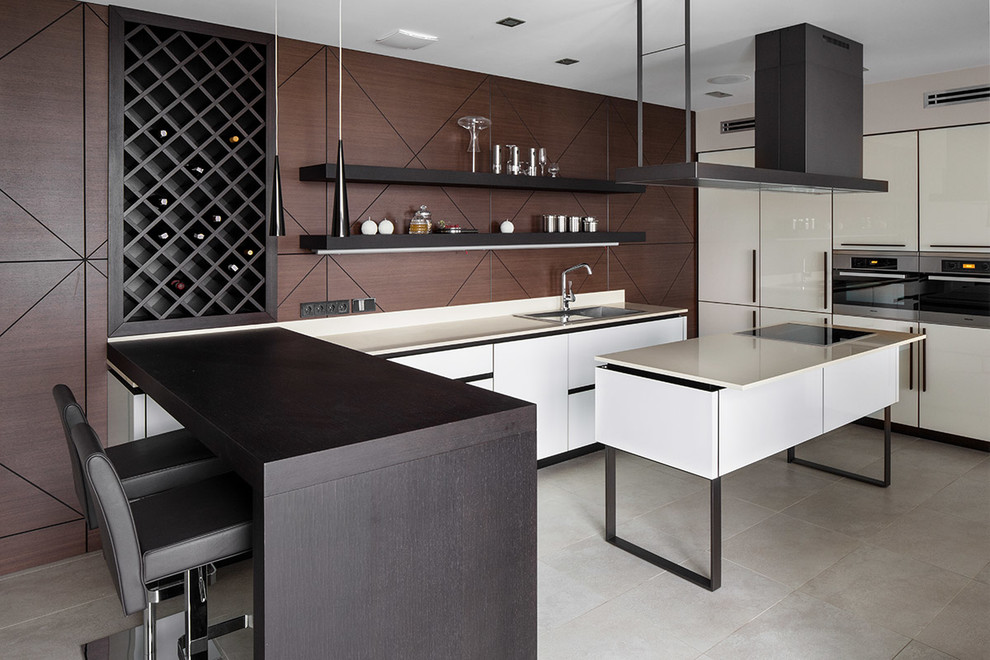 Стильный дизайн: глянцевая кухня в стиле модернизм с накладной мойкой, плоскими фасадами, белыми фасадами и техникой из нержавеющей стали - последний тренд