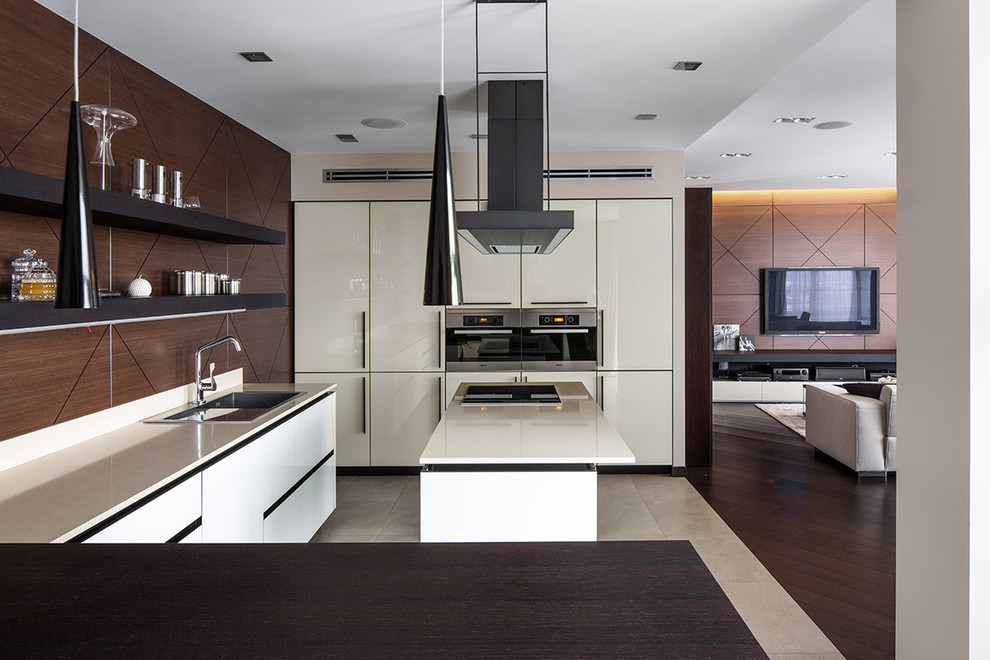Источник вдохновения для домашнего уюта: угловая, глянцевая кухня в стиле модернизм с накладной мойкой, плоскими фасадами, белыми фасадами и техникой из нержавеющей стали