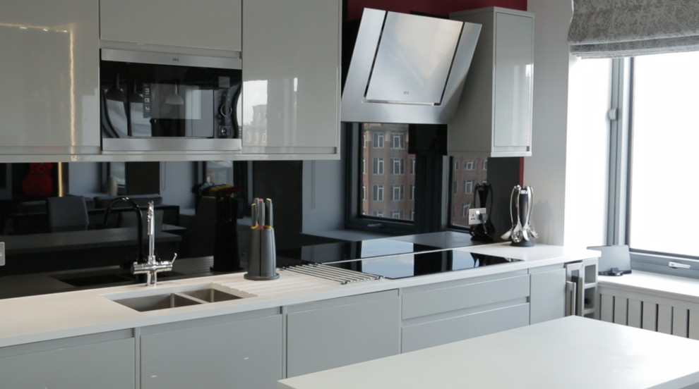 Photo of a small modern kitchen in London with an island.