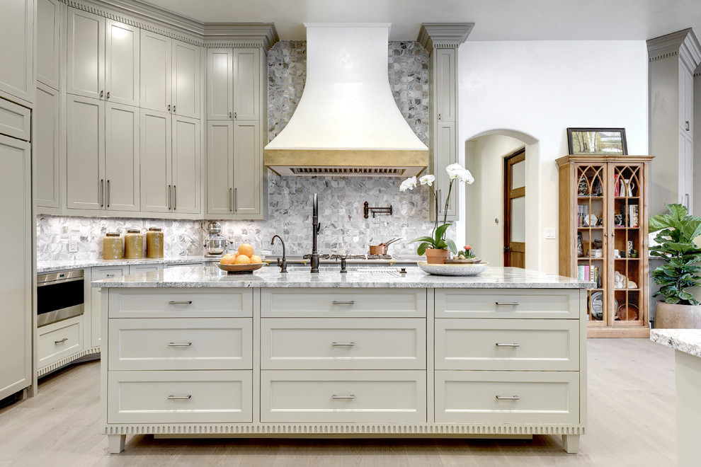 Immagine di una cucina chic con ante in stile shaker, ante grigie, paraspruzzi grigio, elettrodomestici da incasso, parquet chiaro e pavimento grigio