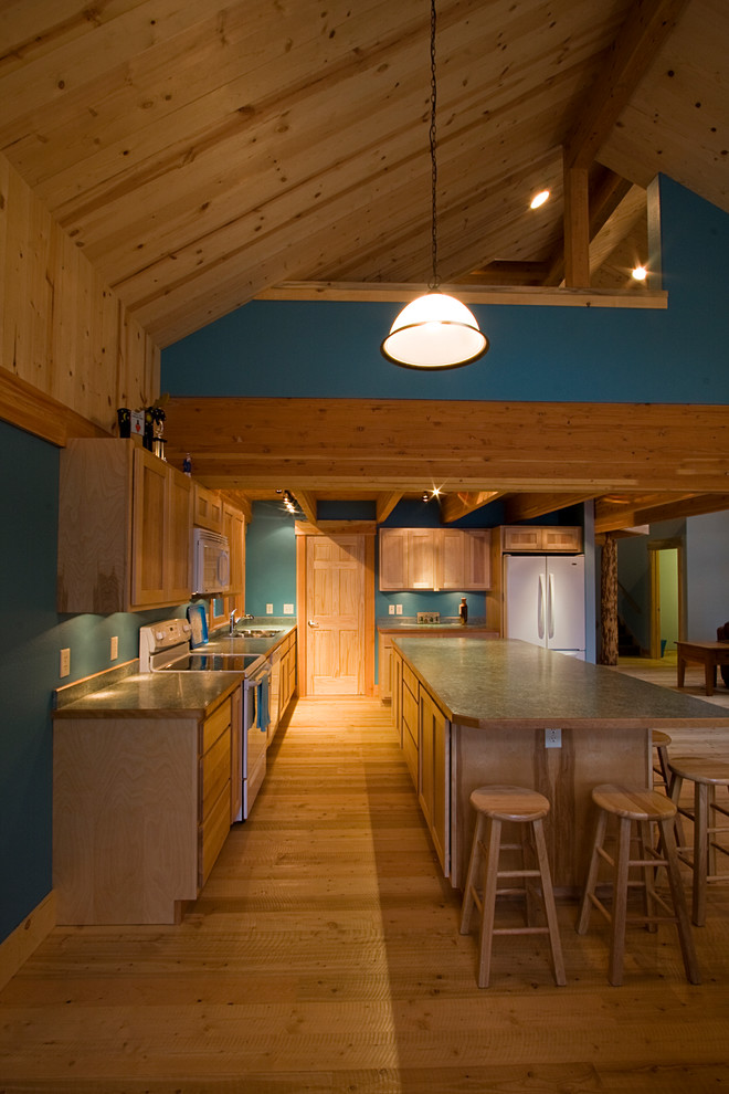 Immagine di un cucina con isola centrale stile rurale con lavello da incasso, ante in stile shaker, ante in legno chiaro, top in laminato, paraspruzzi blu, elettrodomestici bianchi e parquet chiaro