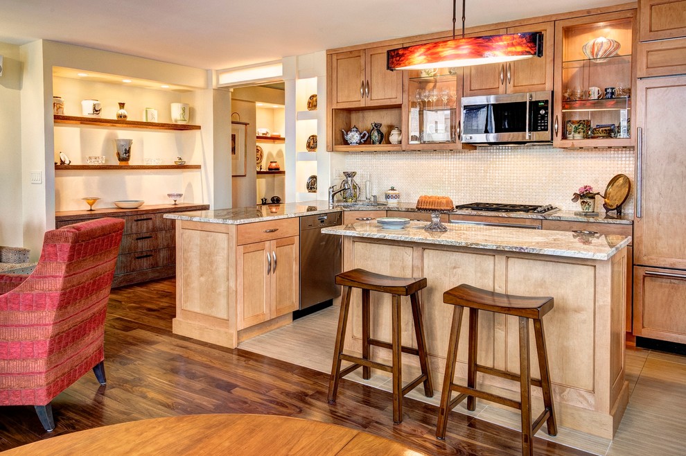 Exemple d'une cuisine ouverte encastrable tendance en bois brun et L avec une crédence en mosaïque, une crédence blanche et un placard avec porte à panneau encastré.
