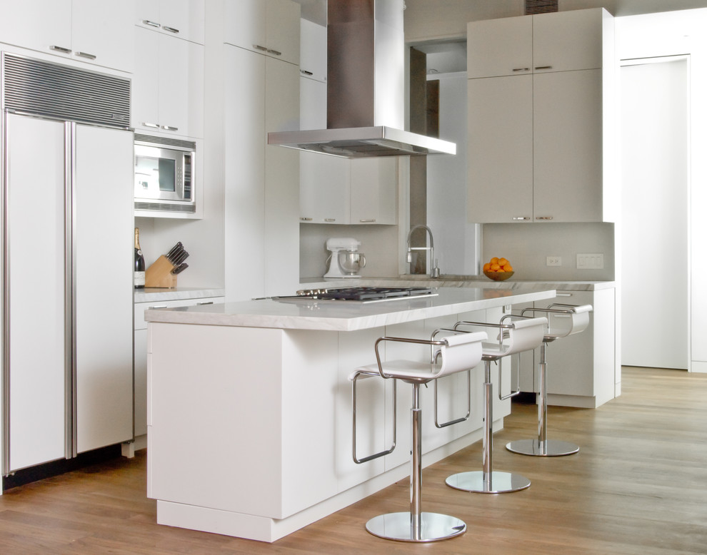 ニューヨークにあるコンテンポラリースタイルのおしゃれなキッチン (パネルと同色の調理設備) の写真