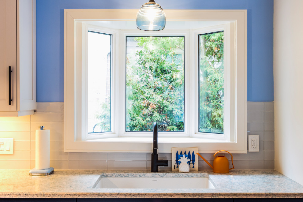 Esempio di una piccola cucina classica con lavello sottopiano, ante in stile shaker, ante blu, top in quarzite, paraspruzzi bianco, paraspruzzi con piastrelle di vetro, elettrodomestici bianchi, pavimento in cementine, pavimento beige e top bianco