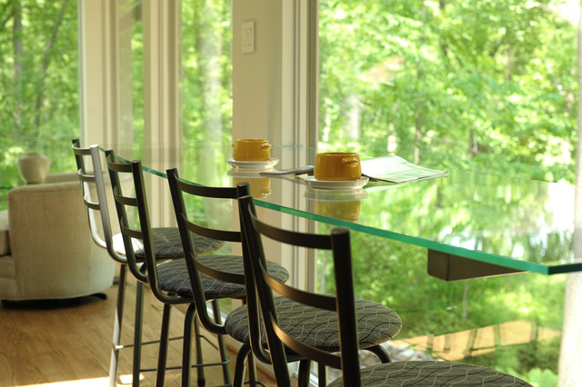 Floating glass breakfast bar with a view - Contemporary - Kitchen -  Baltimore - by April Force Pardoe Interiors | Houzz NZ