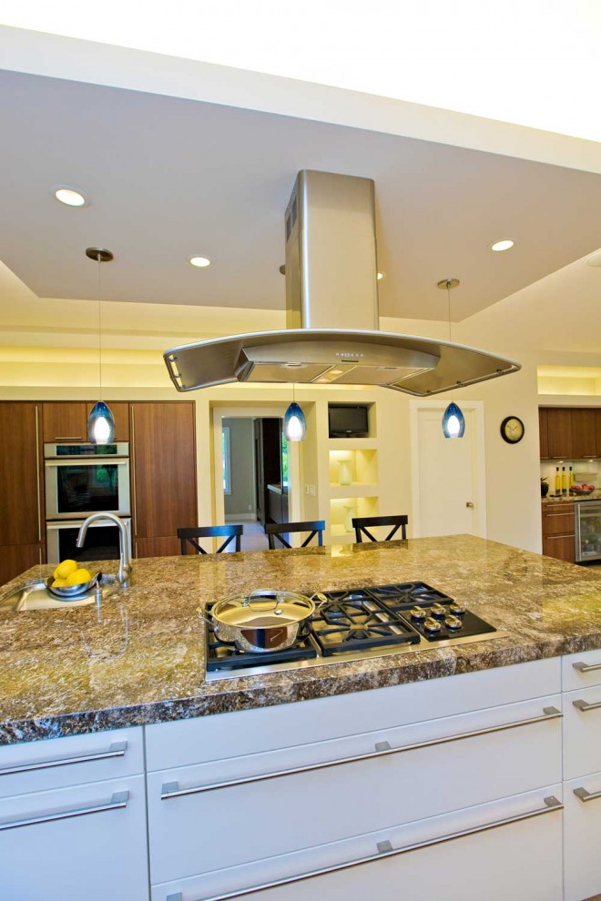 Exempel på ett stort modernt flerfärgad flerfärgat kök, med en undermonterad diskho, släta luckor, vita skåp, granitbänkskiva, vitt stänkskydd, rostfria vitvaror, ljust trägolv, en köksö och beiget golv