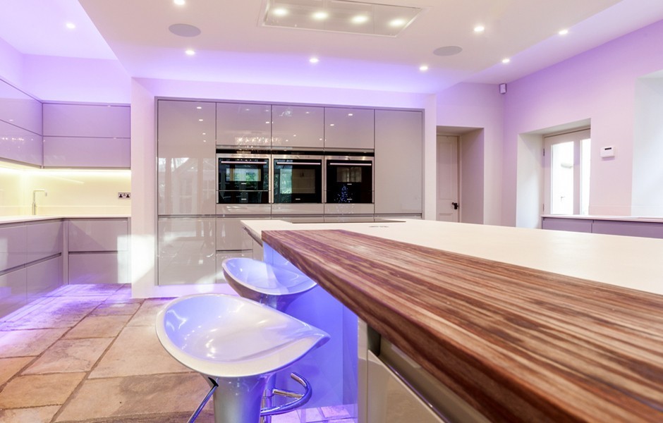 Immagine di una grande cucina moderna con lavello da incasso, ante lisce, ante grigie, top in laminato, paraspruzzi bianco, elettrodomestici in acciaio inossidabile e pavimento in mattoni