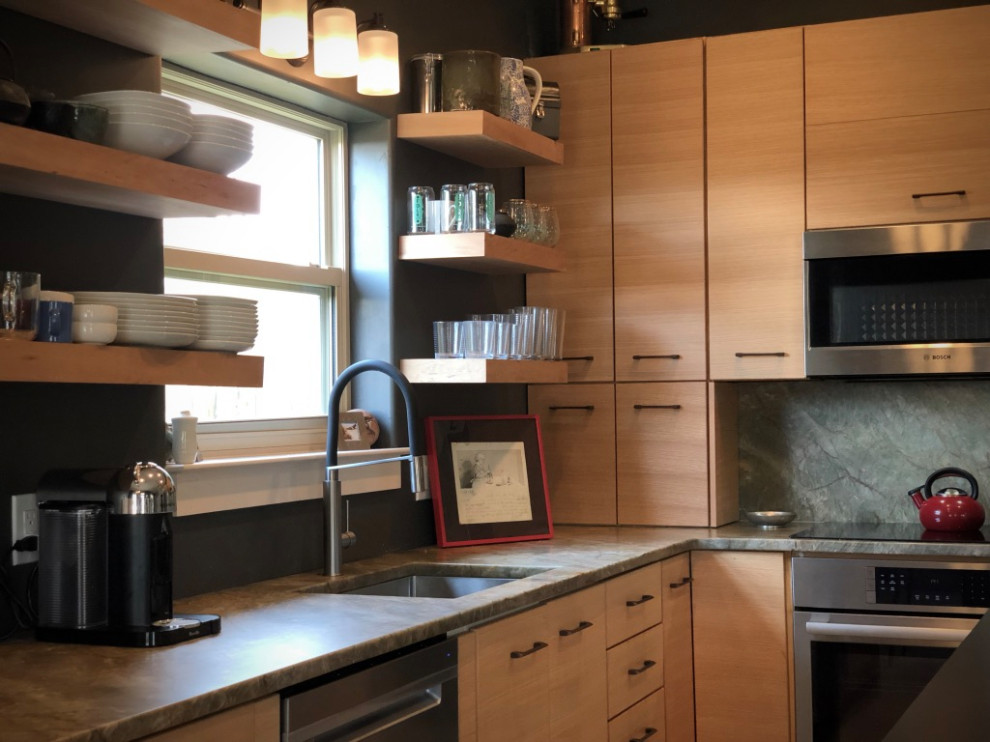 Foto di una cucina design di medie dimensioni con lavello a vasca singola, ante lisce, paraspruzzi in lastra di pietra, elettrodomestici in acciaio inossidabile e top in quarzite
