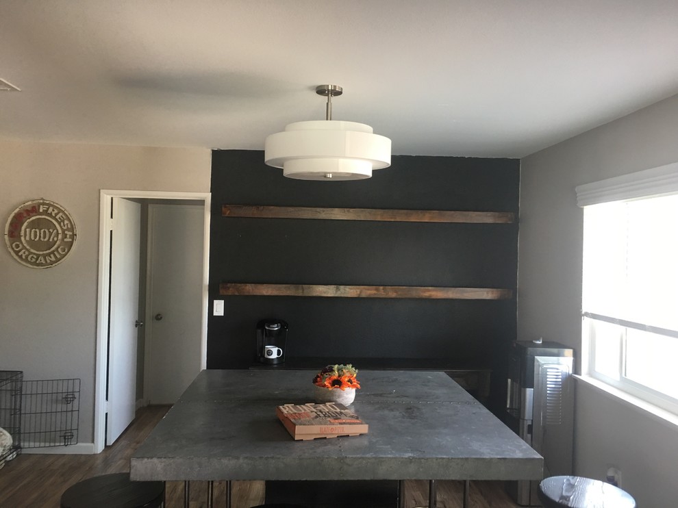 Idéer för att renovera ett litet vintage linjärt kök, med skåp i mörkt trä, bänkskiva i zink, svart stänkskydd, svarta vitvaror, mellanmörkt trägolv och brunt golv