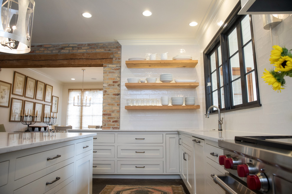 Mittelgroße Moderne Küche in L-Form mit Küchenrückwand in Weiß, Rückwand aus Metrofliesen, Kücheninsel und weißer Arbeitsplatte in New Orleans