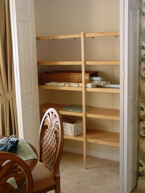 Exemple d'une arrière-cuisine tendance en bois clair de taille moyenne avec un placard sans porte, une crédence blanche et un sol en carrelage de porcelaine.