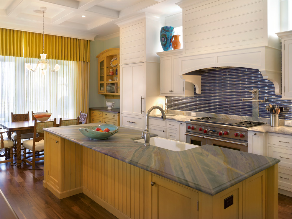 Example of a classic eat-in kitchen design in Tampa