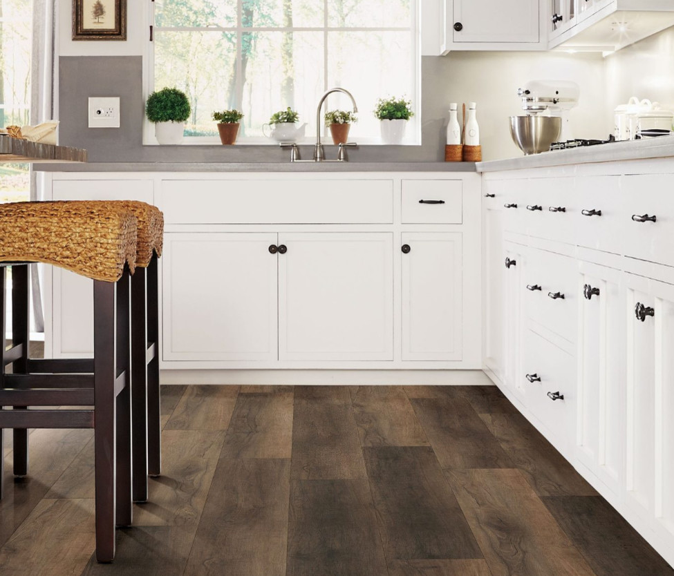 Esempio di una cucina chic di medie dimensioni con ante con riquadro incassato, ante bianche, parquet scuro, pavimento marrone e top grigio