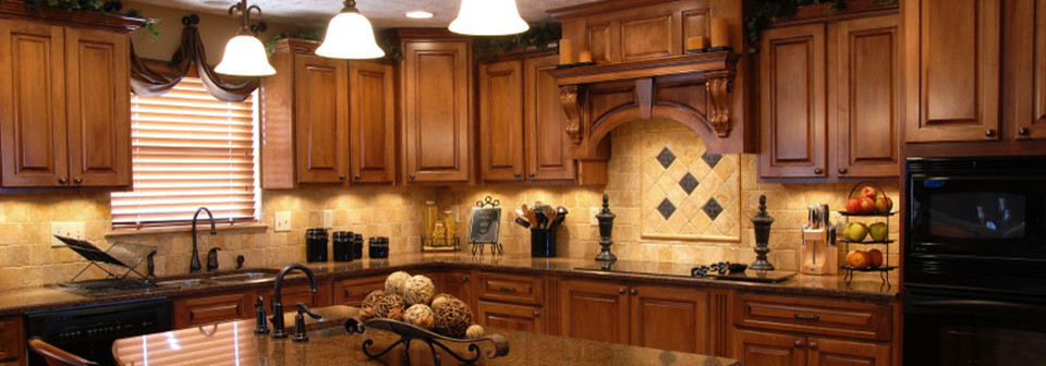 Idéer för funkis kök, med en undermonterad diskho, luckor med infälld panel, skåp i mörkt trä, granitbänkskiva, brunt stänkskydd, stänkskydd i stenkakel och svarta vitvaror