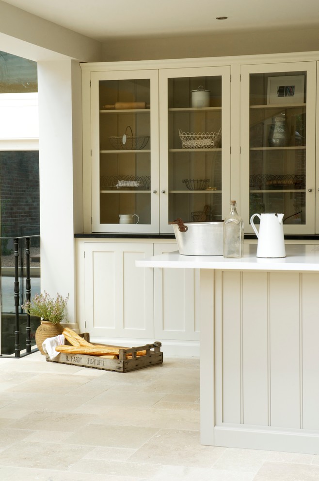 Foto de cocina ecléctica grande abierta con armarios estilo shaker, puertas de armario blancas, suelo de travertino y una isla