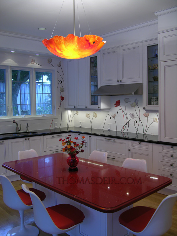 Réalisation d'une cuisine design de taille moyenne avec plan de travail en marbre, une crédence blanche, îlot et un sol orange.