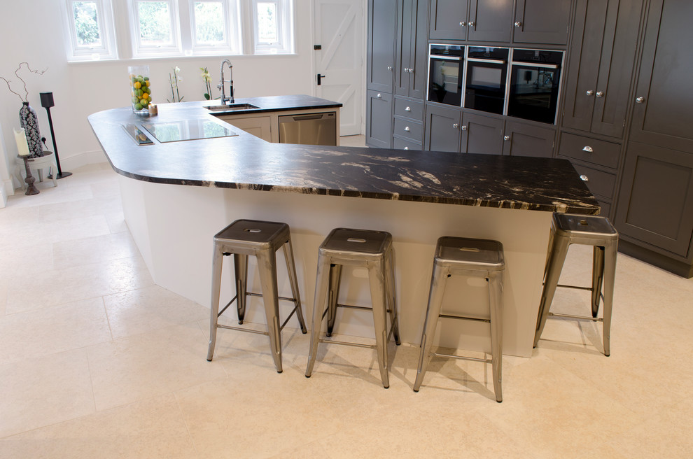 Foto di una grande cucina classica con pavimento in pietra calcarea e ante in stile shaker