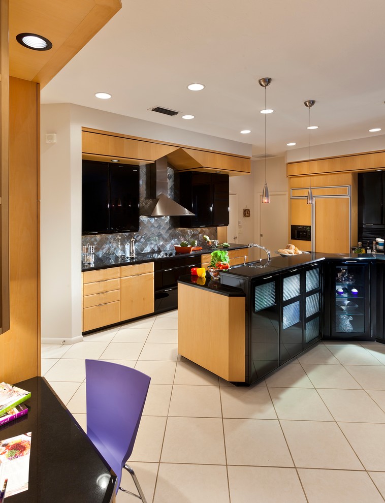 Immagine di una grande cucina minimal con ante lisce, ante in legno chiaro, paraspruzzi a effetto metallico, paraspruzzi con piastrelle di metallo, elettrodomestici da incasso e pavimento bianco