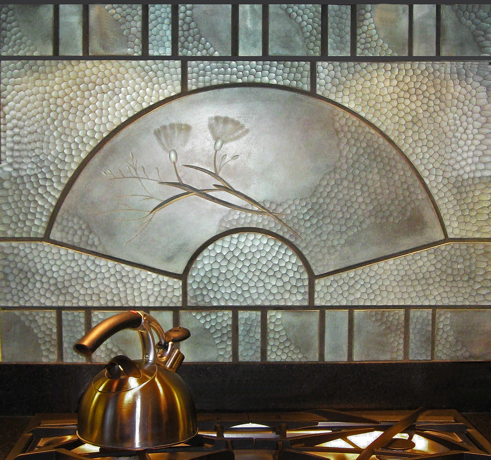 Идея дизайна: огромная параллельная кухня в современном стиле с фартуком цвета металлик, фартуком из цементной плитки и техникой из нержавеющей стали