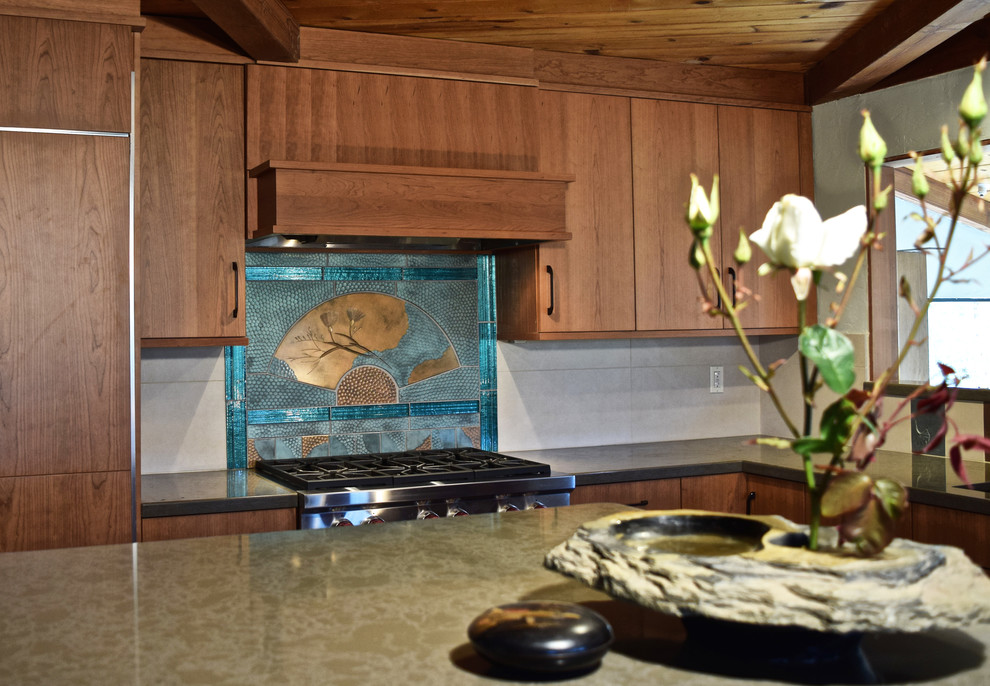 Immagine di una grande cucina etnica con lavello sottopiano, ante lisce, ante in legno scuro, top in granito, paraspruzzi beige, paraspruzzi con piastrelle in ceramica e elettrodomestici da incasso