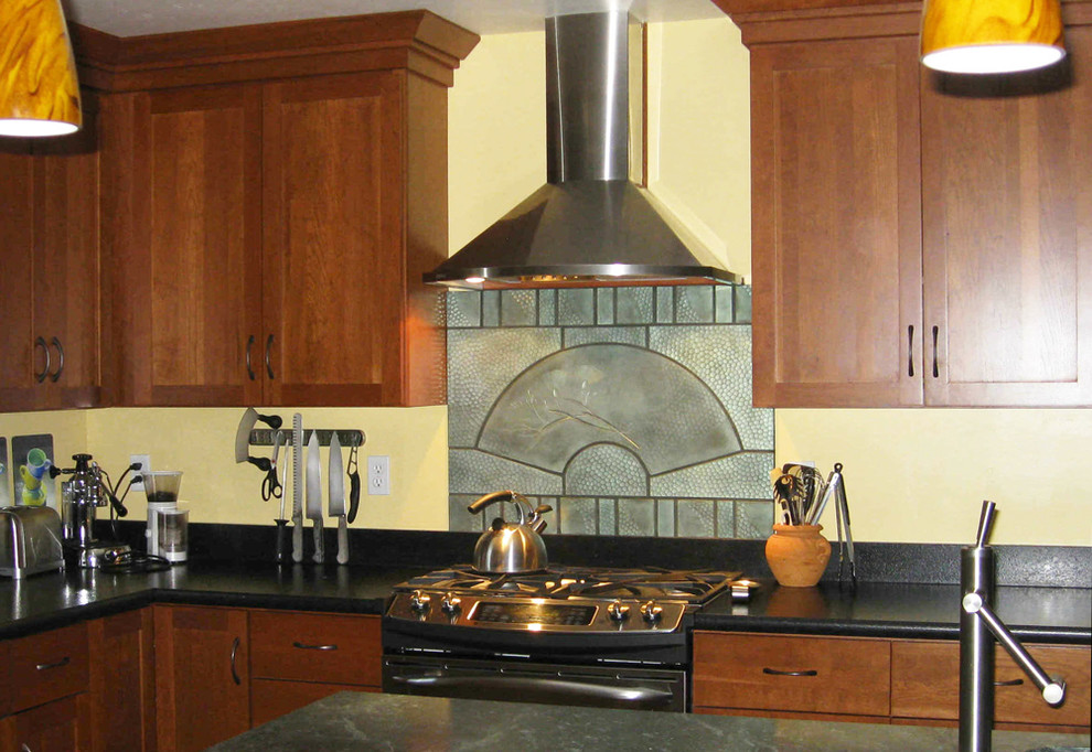 Exempel på ett stort klassiskt kök, med skåp i shakerstil, skåp i mellenmörkt trä, stänkskydd med metallisk yta, stänkskydd i metallkakel, rostfria vitvaror och en köksö