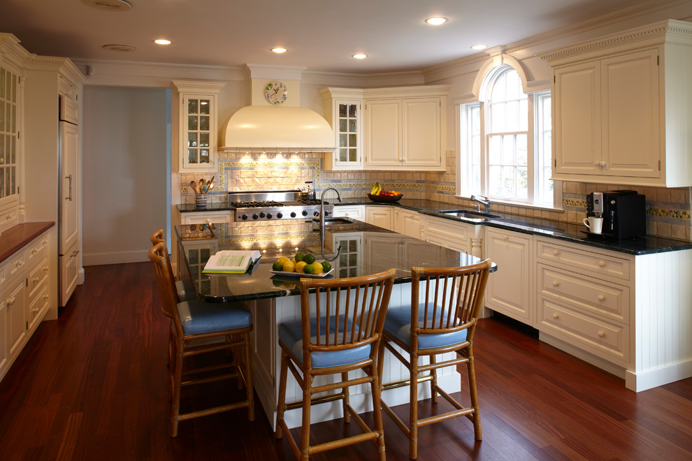 Klassische Küche mit Küchenrückwand in Beige und Elektrogeräten mit Frontblende in Boston