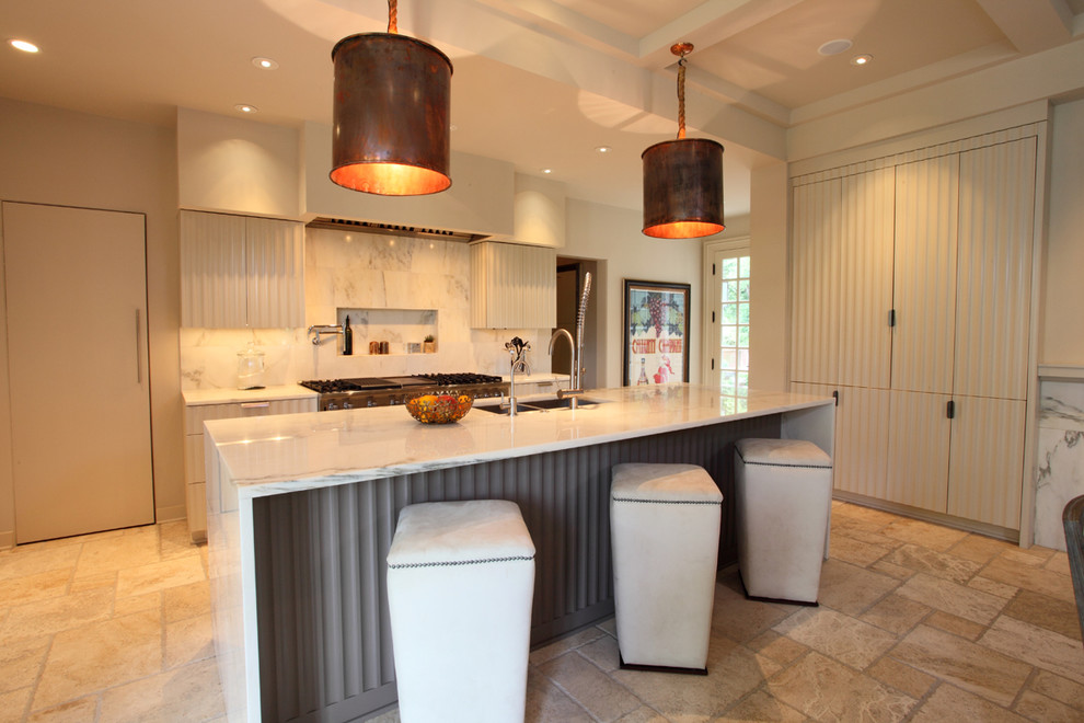 Пример оригинального дизайна: параллельная кухня в современном стиле с двойной мойкой, белыми фасадами, белым фартуком, фартуком из каменной плиты и барной стойкой