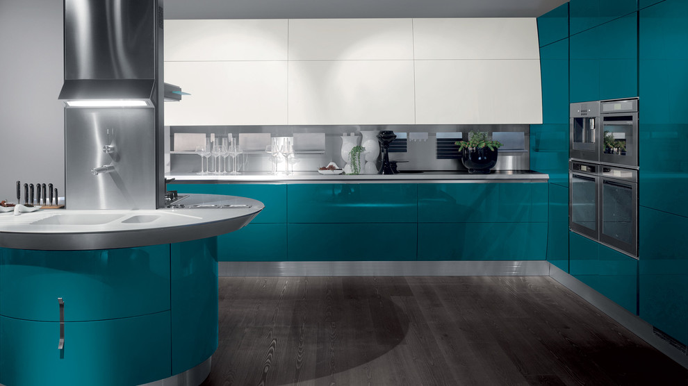 Mittelgroße Moderne Wohnküche in L-Form mit Doppelwaschbecken, profilierten Schrankfronten, blauen Schränken, Edelstahl-Arbeitsplatte, Küchenrückwand in Grau, Glasrückwand, Küchengeräten aus Edelstahl, dunklem Holzboden und zwei Kücheninseln in Melbourne