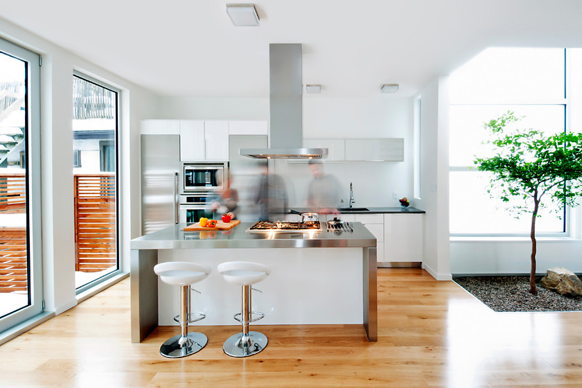 Exempel på ett modernt kök, med bänkskiva i rostfritt stål