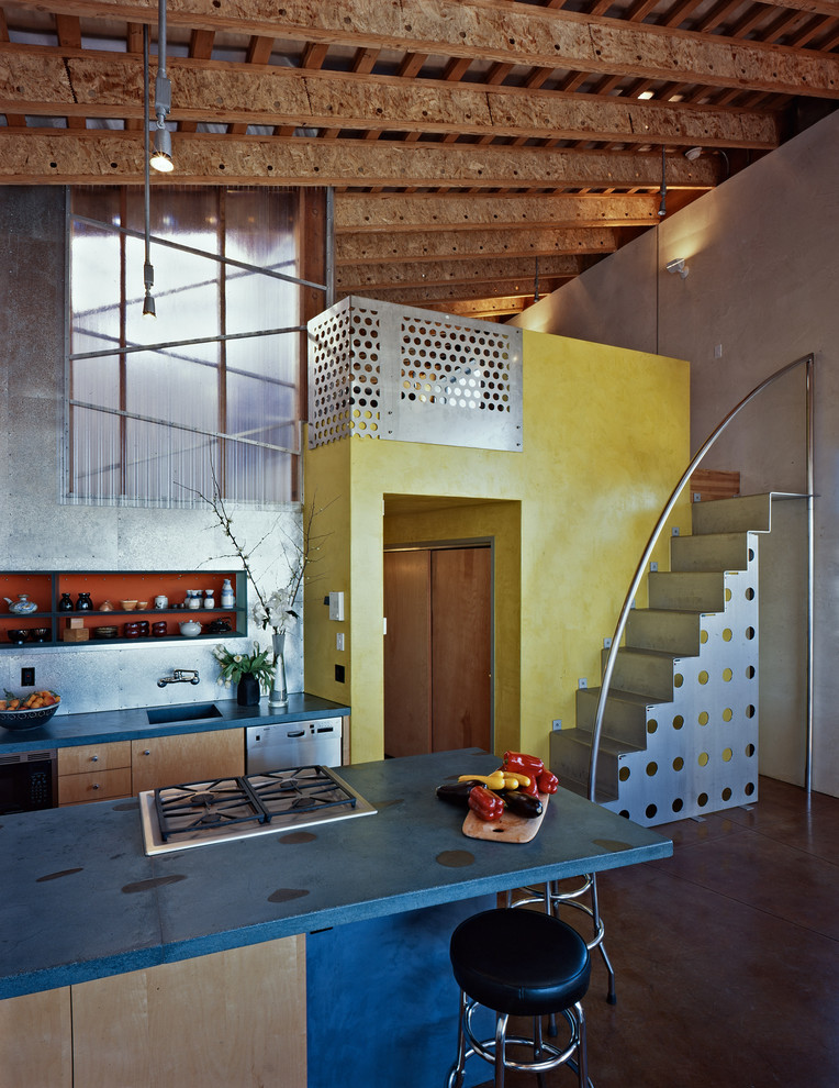 На фото: кухня в стиле лофт с открытыми фасадами, светлыми деревянными фасадами, фартуком цвета металлик, техникой из нержавеющей стали и барной стойкой с
