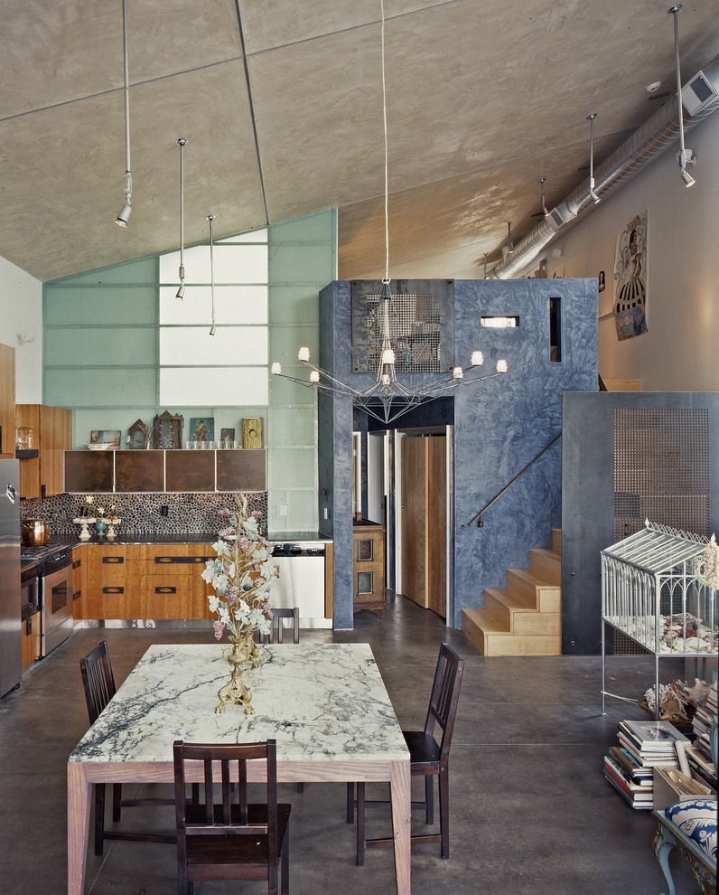 Идея дизайна: угловая кухня в стиле лофт с обеденным столом, плоскими фасадами и фасадами цвета дерева среднего тона