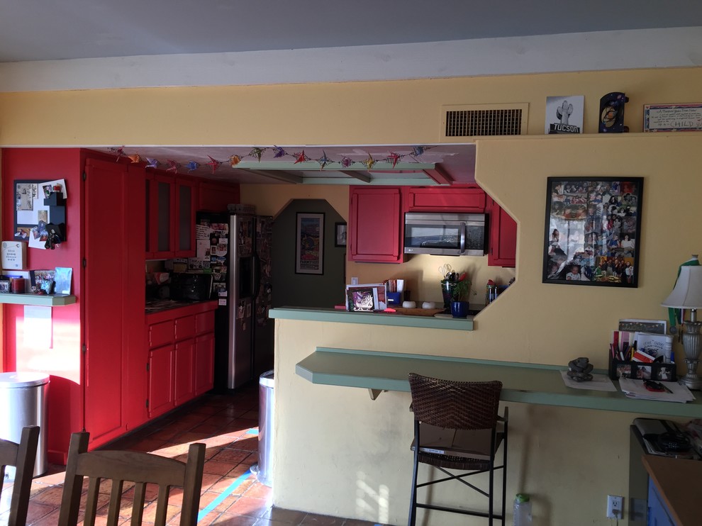 Foto på ett litet funkis kök, med luckor med infälld panel, rostfria vitvaror, klinkergolv i terrakotta, en dubbel diskho, röda skåp och kaklad bänkskiva