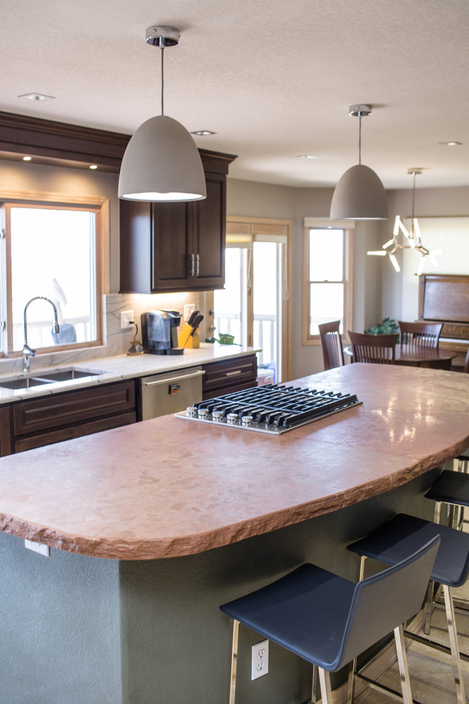 Diseño de cocina tradicional renovada, grande, con fregadero bajoencimera, armarios con paneles con relieve, puertas de armario de madera en tonos medios, encimera de cuarcita, salpicadero blanco, salpicadero de losas de piedra, electrodomésticos de acero inoxidable, suelo de travertino, una isla, suelo beige y encimeras blancas