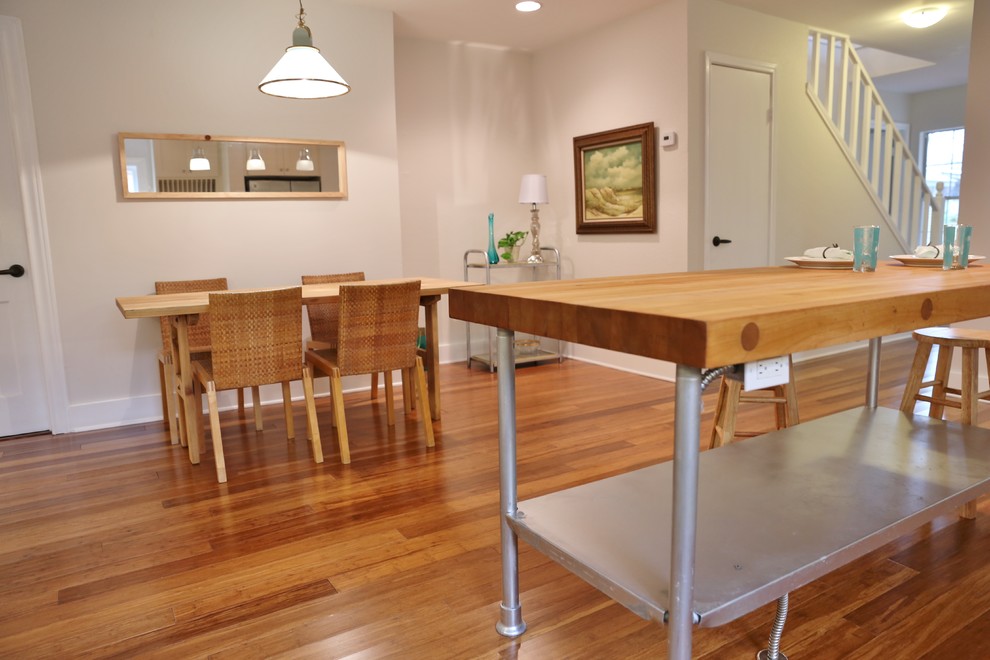 Cette photo montre une salle à manger ouverte sur le salon moderne avec parquet en bambou.