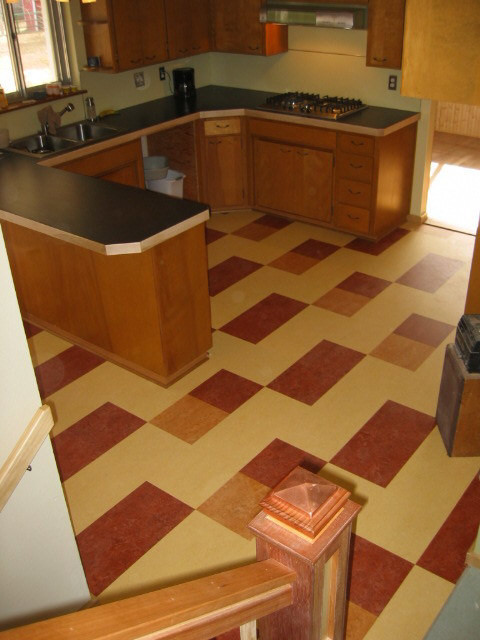 Bild på ett mellanstort rustikt kök, med vita skåp, linoleumgolv, en köksö, vitt stänkskydd och rostfria vitvaror