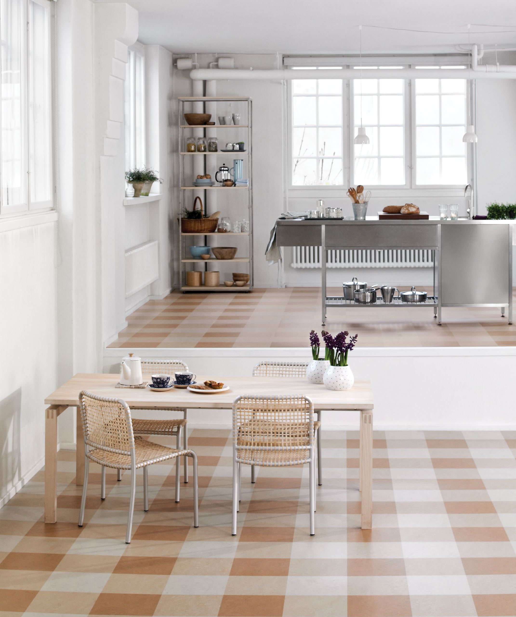 Лучший ламинат для кухни. Линолеум Floor Tiles. Плитка на кухню на пол. Светлая напольная плитка на кухне. Красивый линолеум на кухню.