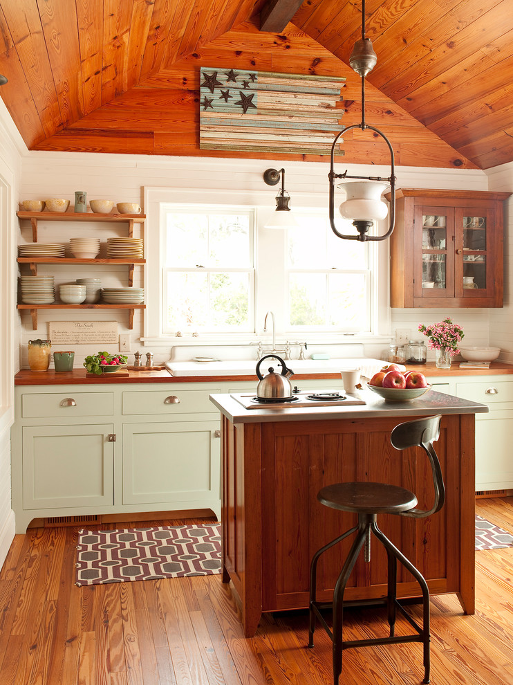 Inspiration för ett vintage kök, med träbänkskiva, en nedsänkt diskho, skåp i shakerstil och gröna skåp