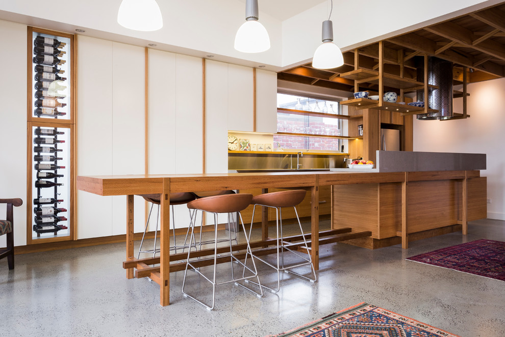 Свежая идея для дизайна: кухня среднего размера в современном стиле с обеденным столом, плоскими фасадами и фасадами цвета дерева среднего тона - отличное фото интерьера