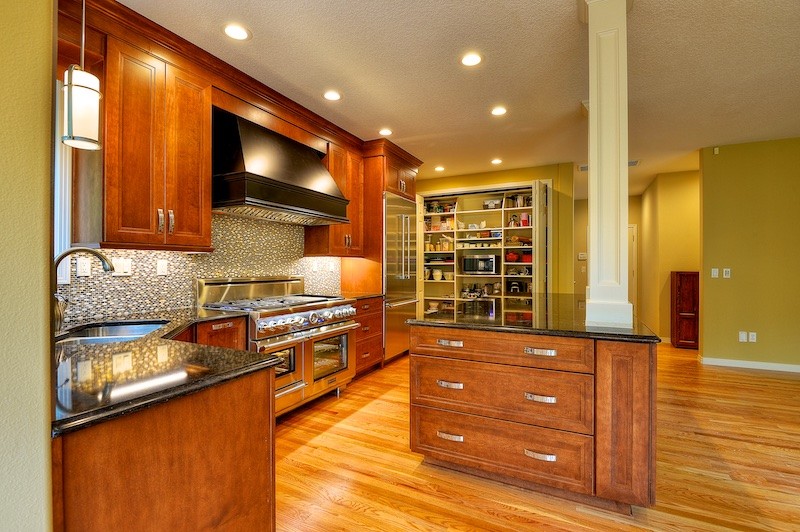 Example of a classic kitchen design in Portland
